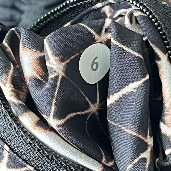 Lululemon Tracker Short III 4-way Stretch Star Crushed Multi / Black sz 6 - Picture 6 of 6